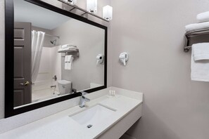Een bad/douchecombinatie, gratis toiletartikelen, handdoeken