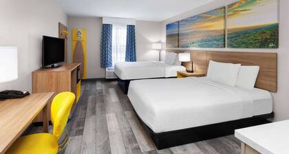 Days Inn & Suites by Wyndham Sellersburg