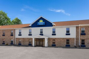 Exterior - Days Inn & Suites by Wyndham Sellersburg (Sellersburg)