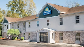 Classic hotel with a symmetrical facade and evenly spaced windows, featuring a glass entrance.