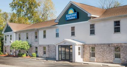 Days Inn & Suites by Wyndham Sellersburg