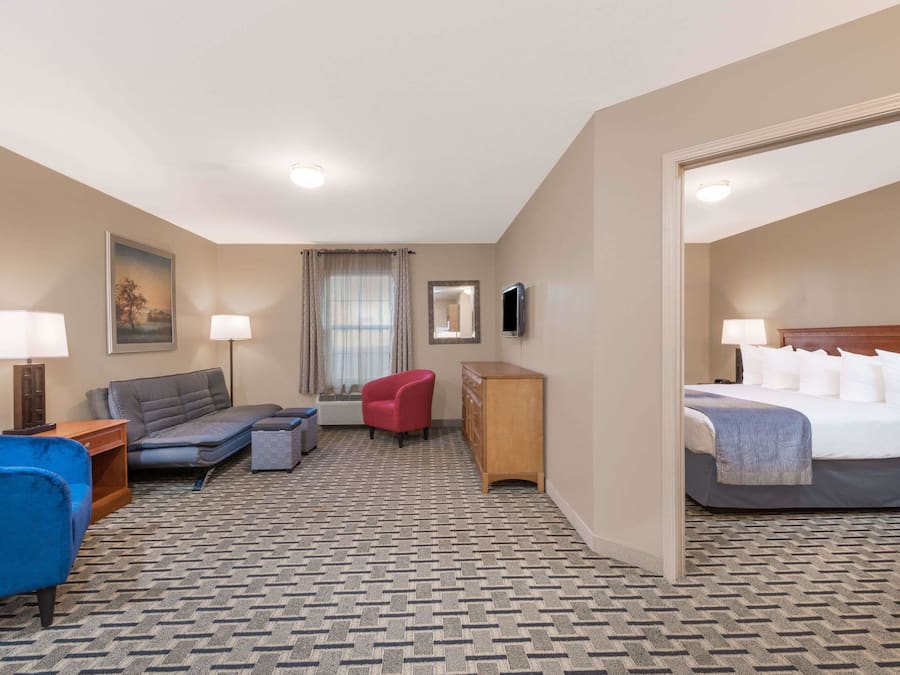 Escrivaninha, espaço de trabalho para notebook, cortinas blackout