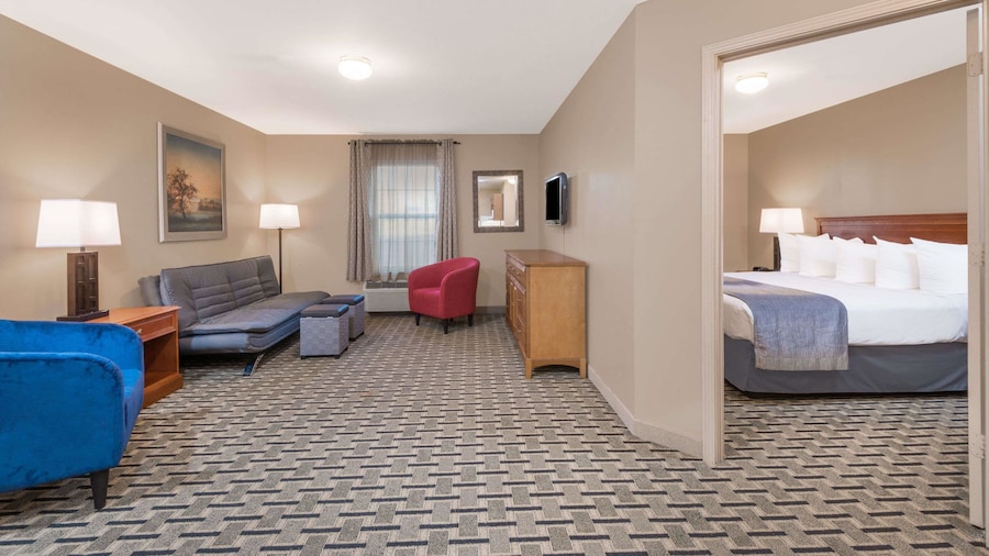 Days Inn & Suites by Wyndham Sellersburg