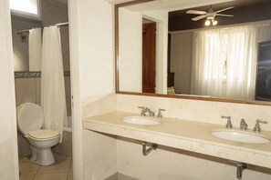 Vierbettzimmer | Zimmersafe, Schreibtisch, schallisolierte Zimmer, Bügeleisen/Bügelbrett