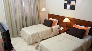 Kahden hengen huone (kaksi sänkyä) | Tallelokero huoneessa, työpöytä, äänieristys, silitysrauta/-lauta