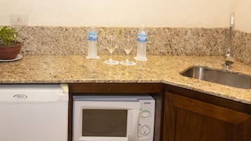 Caja de seguridad en la habitación y escritorio