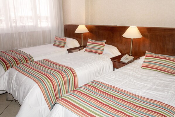 خزنة داخل الغرفة ومكتب وتجهيزات عازلة للصوت ومكواة/لوح كي