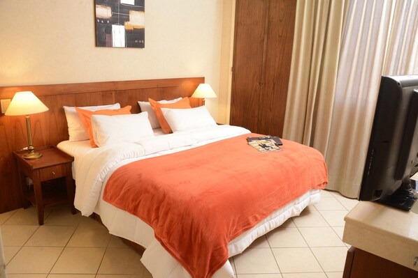 خزنة داخل الغرفة ومكتب وتجهيزات عازلة للصوت ومكواة/لوح كي