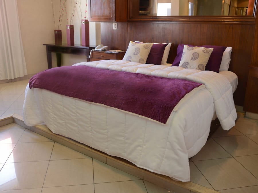 Caja de seguridad en la habitación y escritorio