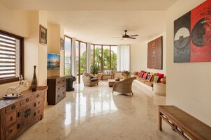 家庭顶层房, 3 间卧室, 露台 | 起居区 | 48-英寸LED 电视 （配备有线频道）、电视