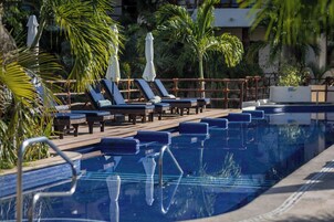 Una piscina al aire libre (de 08:00 a 21:00), sombrillas, tumbonas