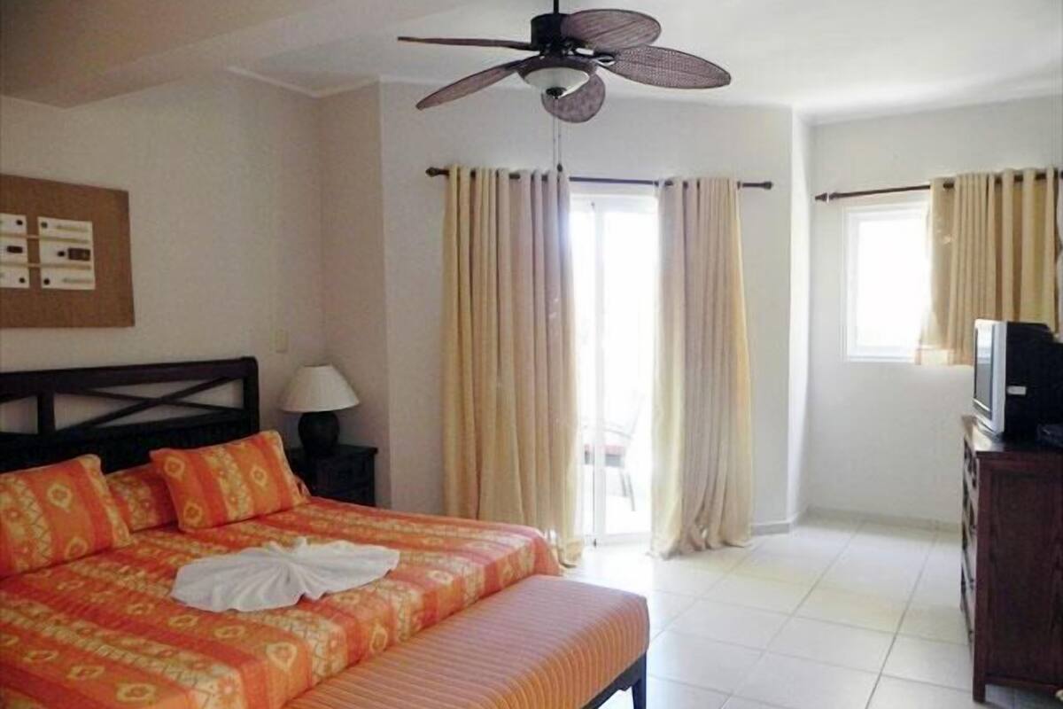 Habitación superior, 1 cama King size | Cunas gratuitas