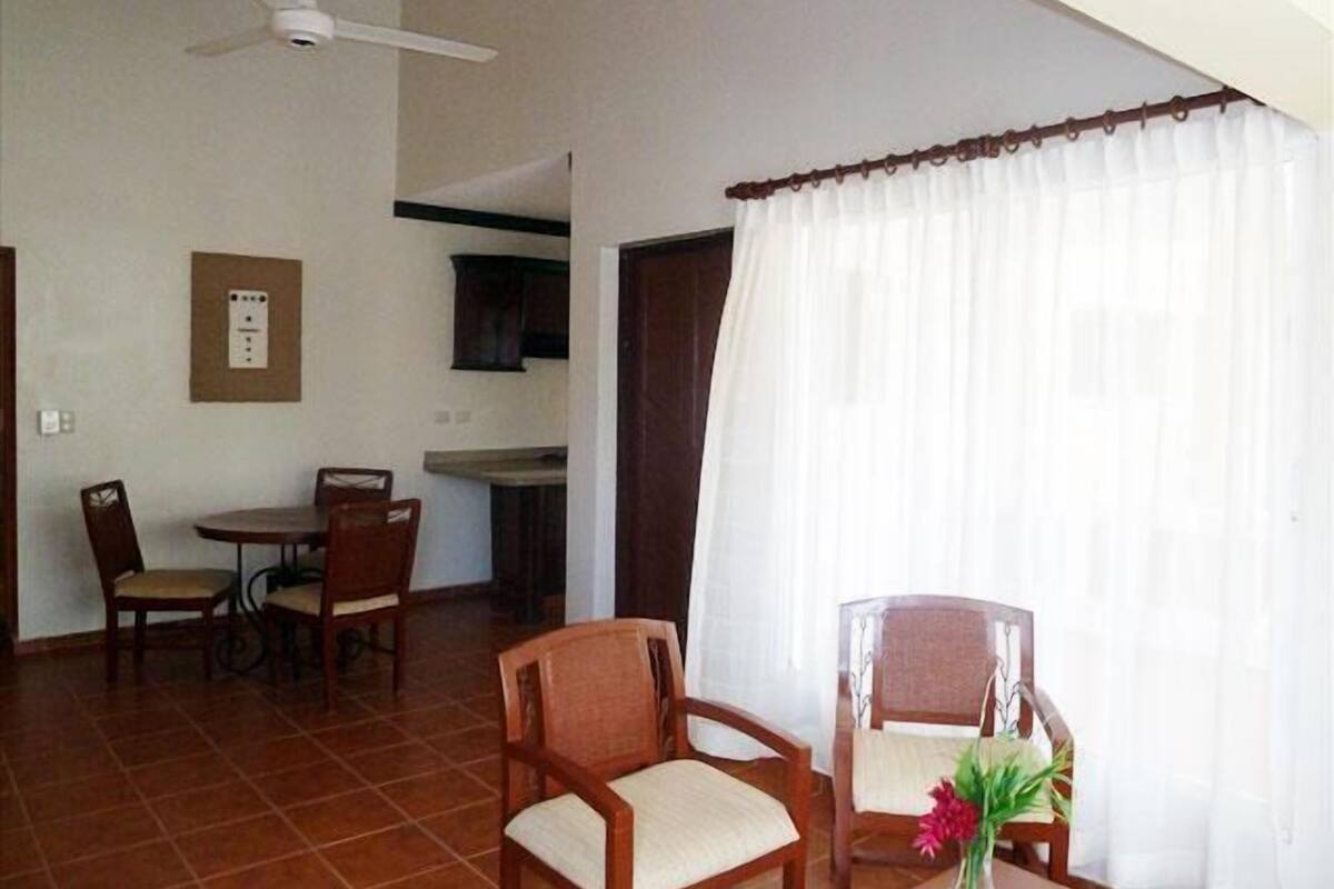 Departamento superior, 2 habitaciones, vista al mar, frente al mar | Área de sala de estar | Televisión