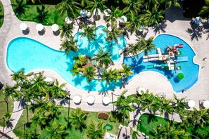 3 piscines a l'aire lliure, para-sols i gandules 