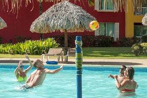 3 Außenpools, Sonnenschirme, Liegestühle