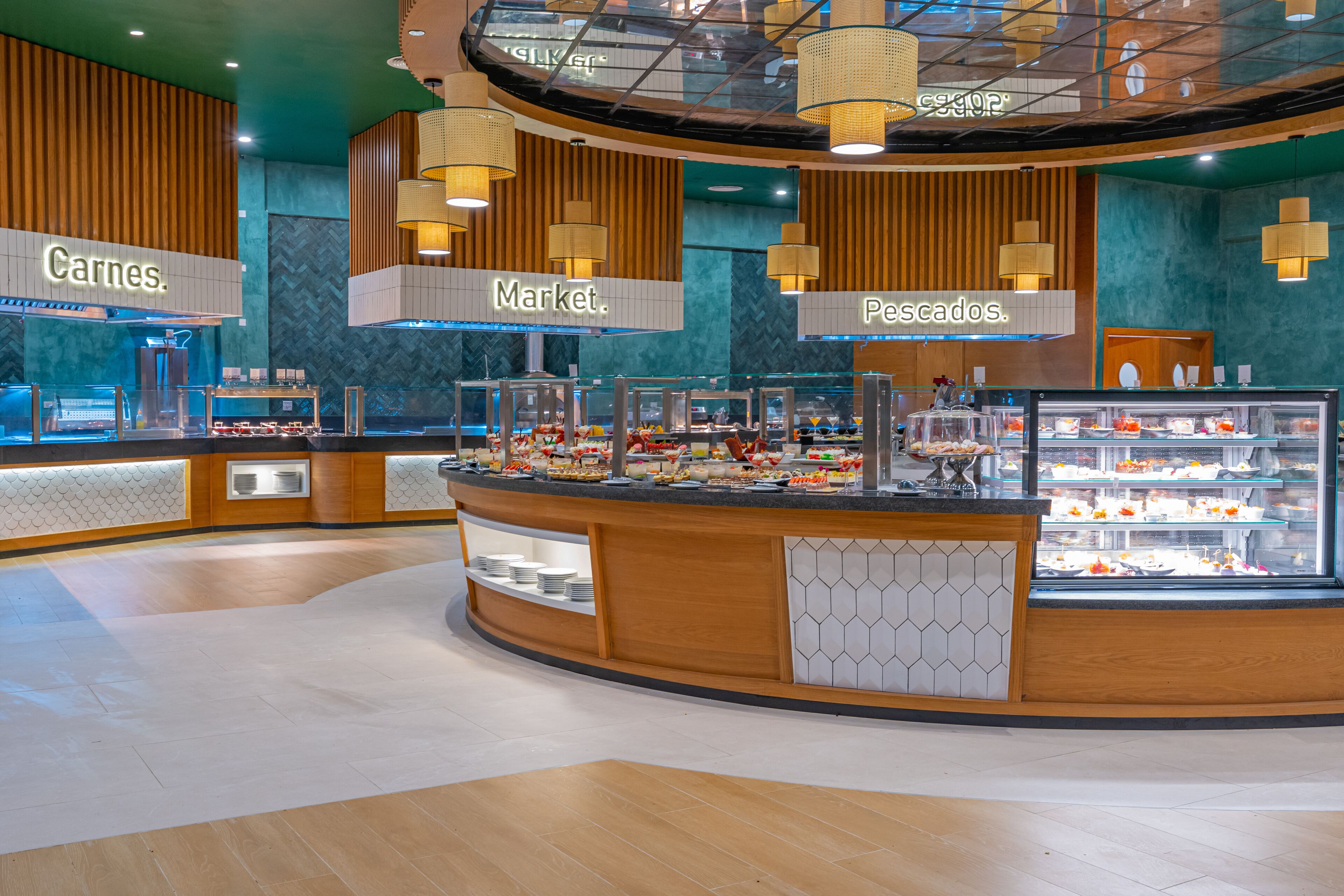 A breakfast buffet area with labeled sections for 'Carne,' 'Market,' and 'Pescados.'