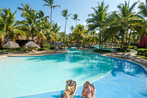 3 utomhuspooler, parasoller och solstolar