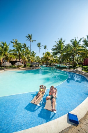 3 outdoor pools, pool umbrellas, sun loungers