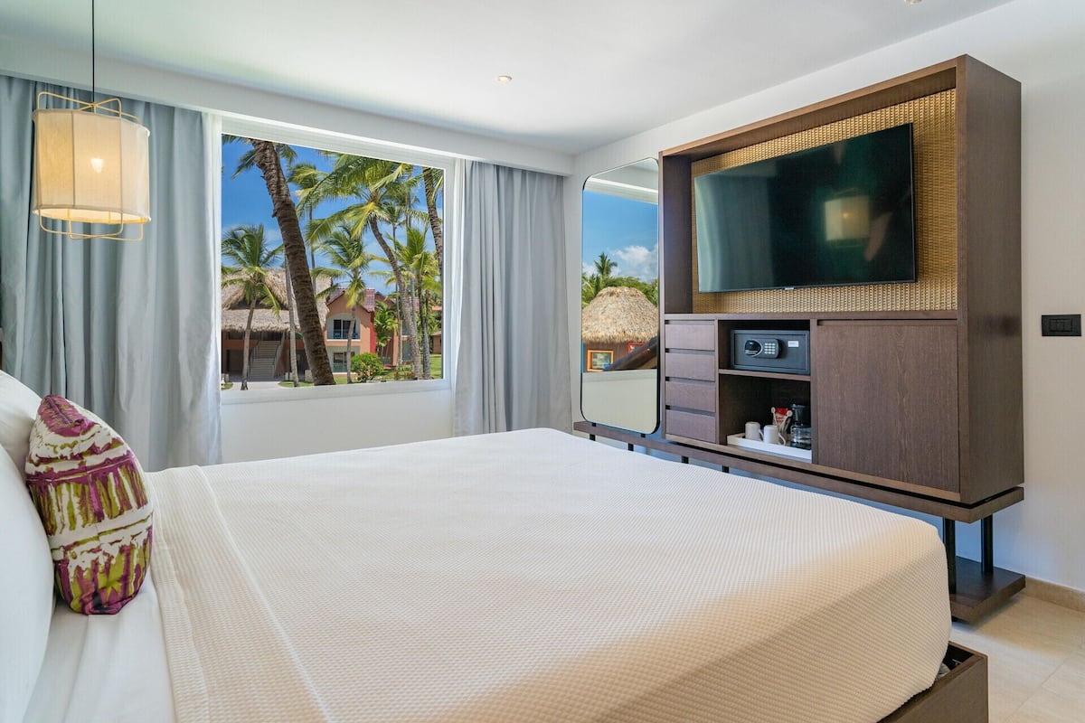 Free minibar, in-room safe, iron/ironing board, free cribs/infant beds