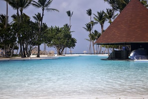 3 piscines extérieures, parasols de plage, chaises longues