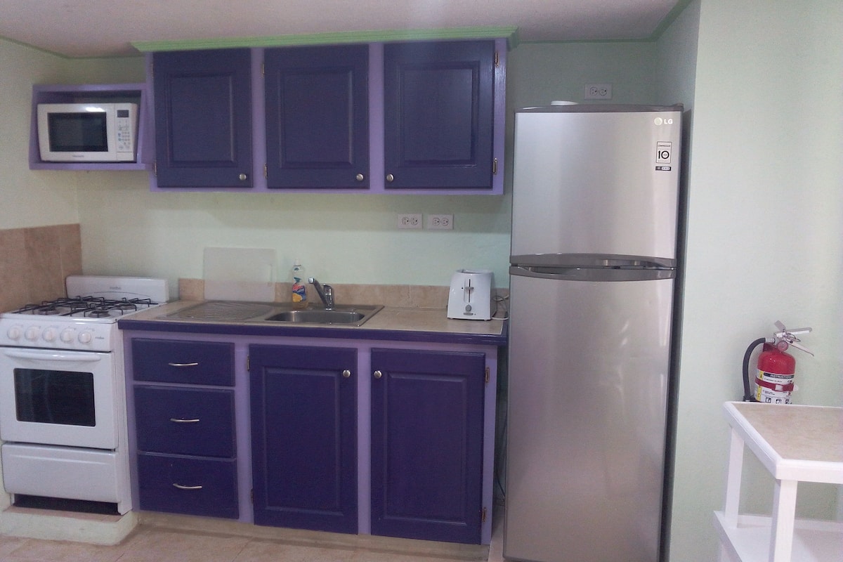 Estudio | Cocina privada | Cafetera y tetera, refrigerador con congelador, microondas y horno 