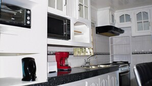 Cafetera/tetera, refrigerador con freezer, microondas, horno