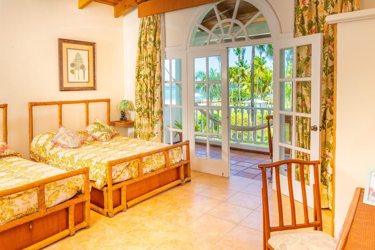 deluxe room, ocean view | 1 bedroom, in-room safe, individually decorated, individually furnished
