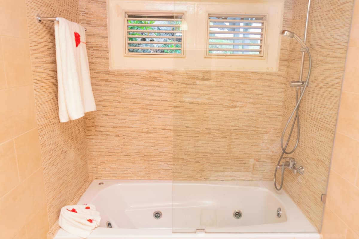 deluxe room, ocean view | bathroom | free toiletries, hair dryer, towels