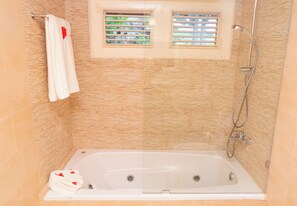 Habitación Deluxe, vistas al mar | Baño | Artículos de higiene personal gratuitos, secador de pelo y toallas