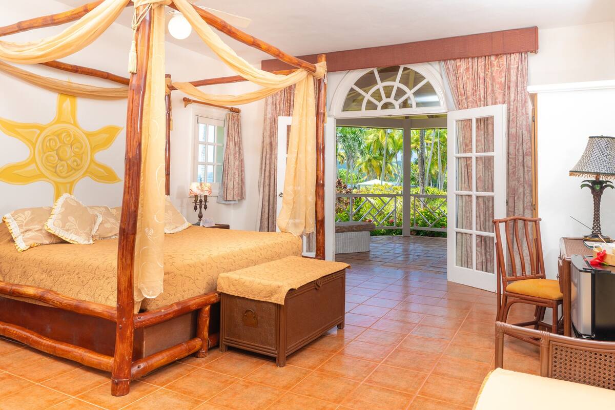 deluxe room, ocean view | 1 bedroom, in-room safe, individually decorated, individually furnished