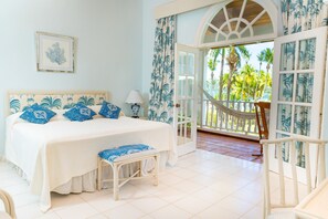 Quarto luxo, vista para o oceano | Cofres nos quartos, individualmente decorados