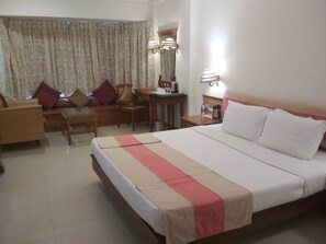 Executive Double Room | Minibar, in-room safe, desk, blackout curtains