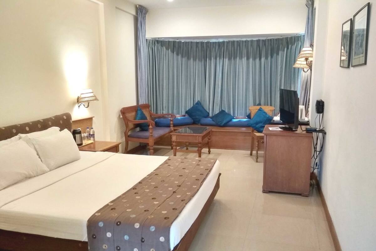 Standard Double Room | Minibar, in-room safe, desk, blackout curtains