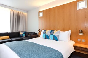 Zimmersafe, Schreibtisch, laptopgeeigneter Arbeitsplatz