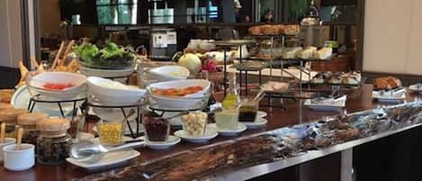 Colazione a buffet, servita tutte le mattine (450 THB a persona)