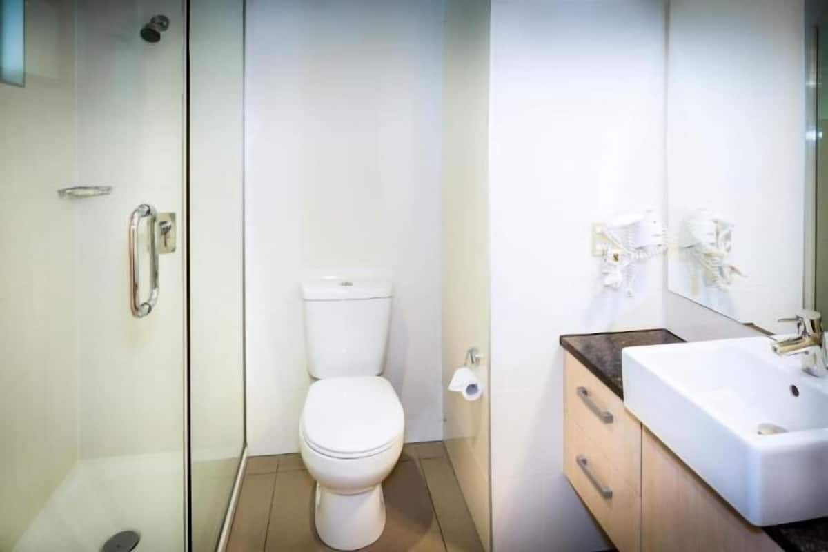 Salle de bain | SĂšche-cheveux, serviettes fournies, savon, shampoing