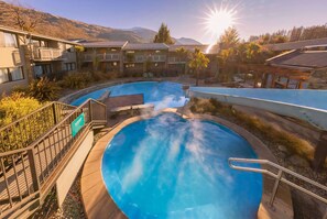 Outdoor pool, pool umbrellas, pool loungers - Club Wyndham Wanaka, Trademark Collection by Wyndham (Wanaka)