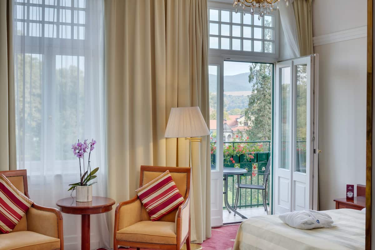 premium bedding, minibar, in-room safe, desk