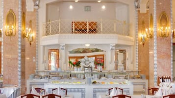 Un comedor elegante con barra de servicio, un balcón y apliques de pared ornamentados.