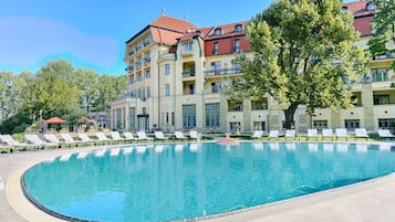 Innendørsbasseng, 2 utendørsbassenger og solsenger