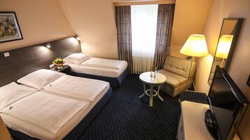 Dreibettzimmer | Zimmersafe, Schreibtisch, schallisolierte Zimmer, Bügeleisen/Bügelbrett