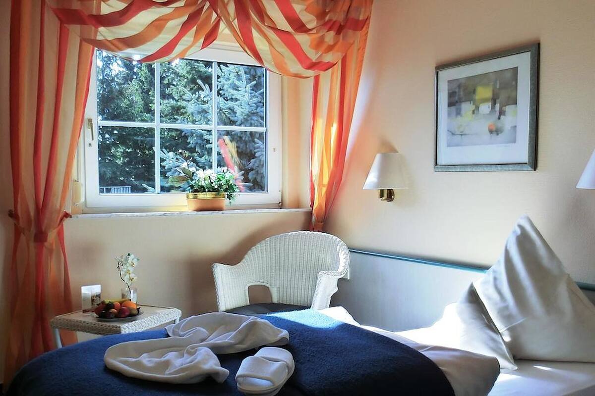 Single Room | In-room safe, desk, soundproofing, iron/ironing board