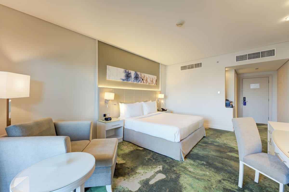Seprai premium, minibar, brankas, dan meja kerja