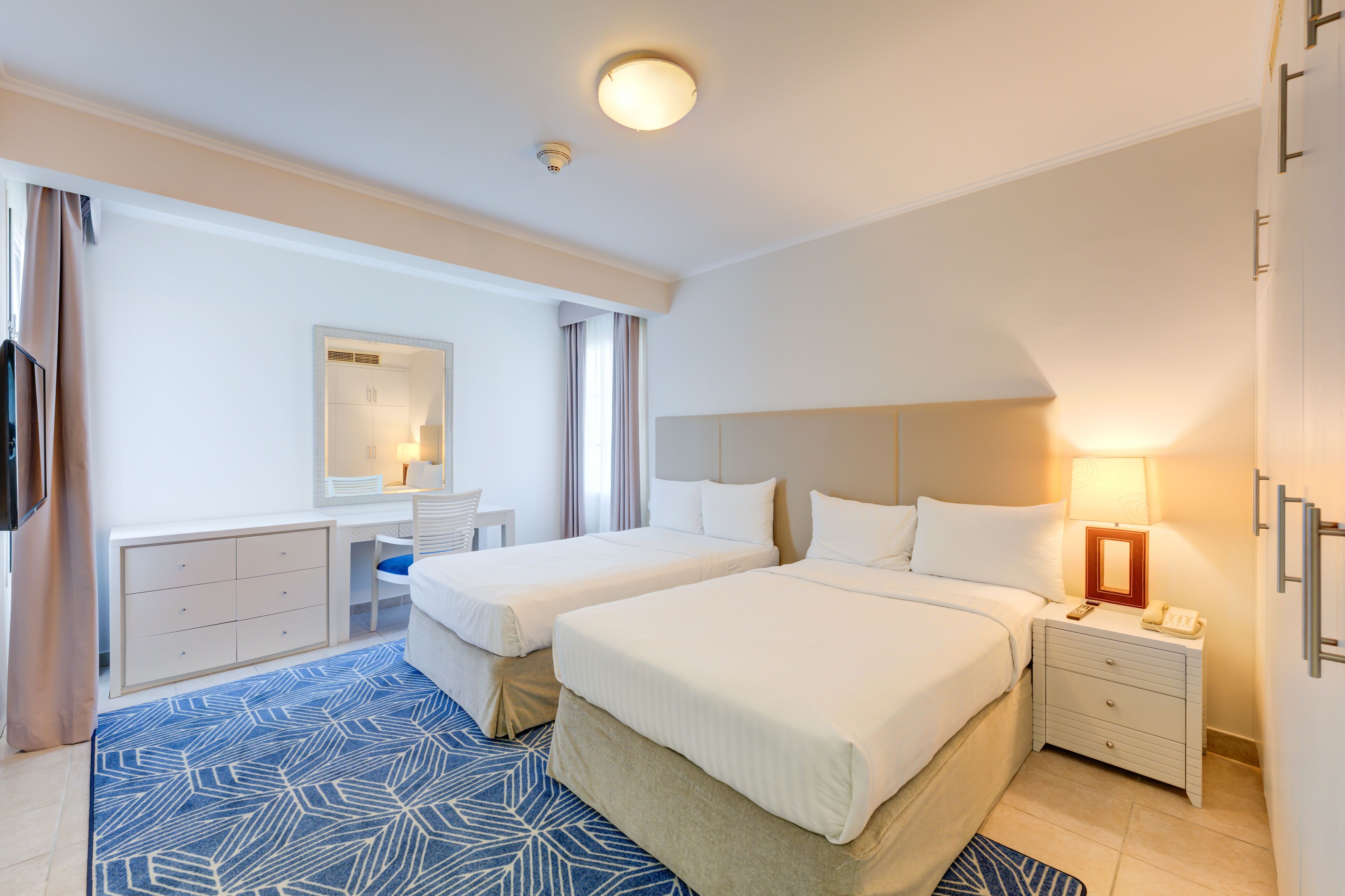 Apartemen, 2 kamar tidur, balkon, pemandangan danau | Seprai premium, minibar, brankas, dan meja kerja
