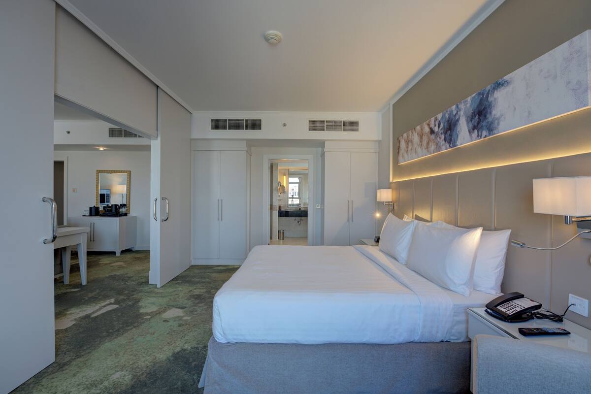 Suite Eksekutif, 1 kamar tidur | Seprai premium, minibar, brankas, dan meja kerja