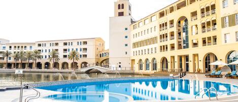 室外游泳池,08:00 至 20:00 开放,池畔遮阳伞,日光浴躺椅