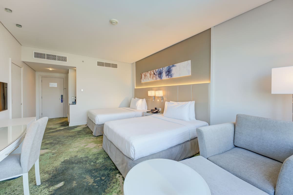 Seprai premium, minibar, brankas, dan meja kerja