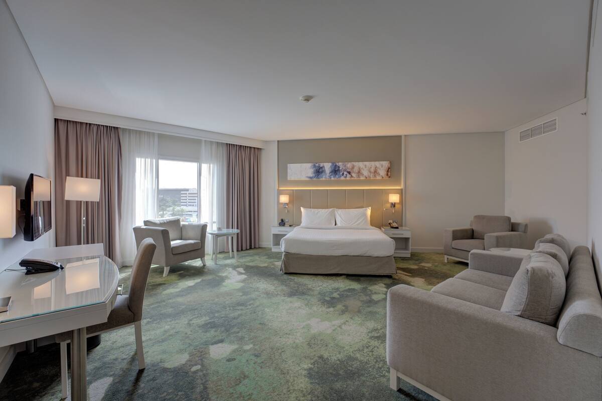 Suite Junior, 1 Tempat Tidur King | Seprai premium, minibar, brankas, dan meja kerja