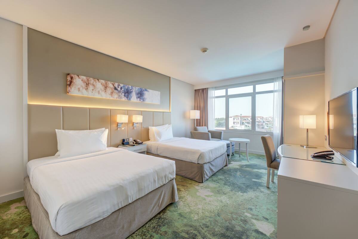 Kamar Deluks, 2 Tempat Tidur Twin | Seprai premium, minibar, brankas, dan meja kerja