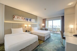Bộ đồ giường cao cấp, minibar, két bảo mật tại phòng, bàn 